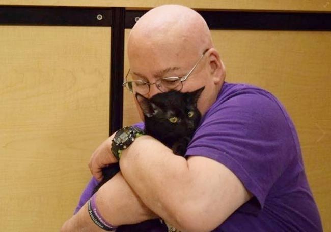 Мужчина приютил брошенного котенка, который теперь спасает ему жизнь