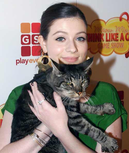 Мишель Трахтенберг и ее кошка фото