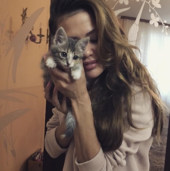Виктория Боня с кошкой фото