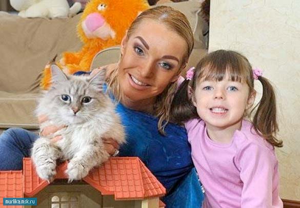 Анастасия Волочкова с дочкой и котом Жоржом