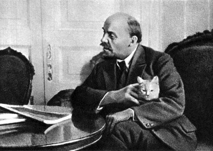 Владимир Ленин с кошкой