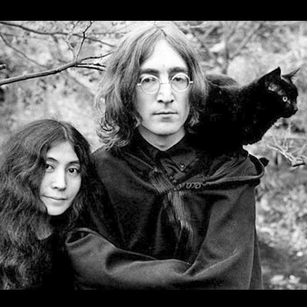 Джон Леннон с кошкой